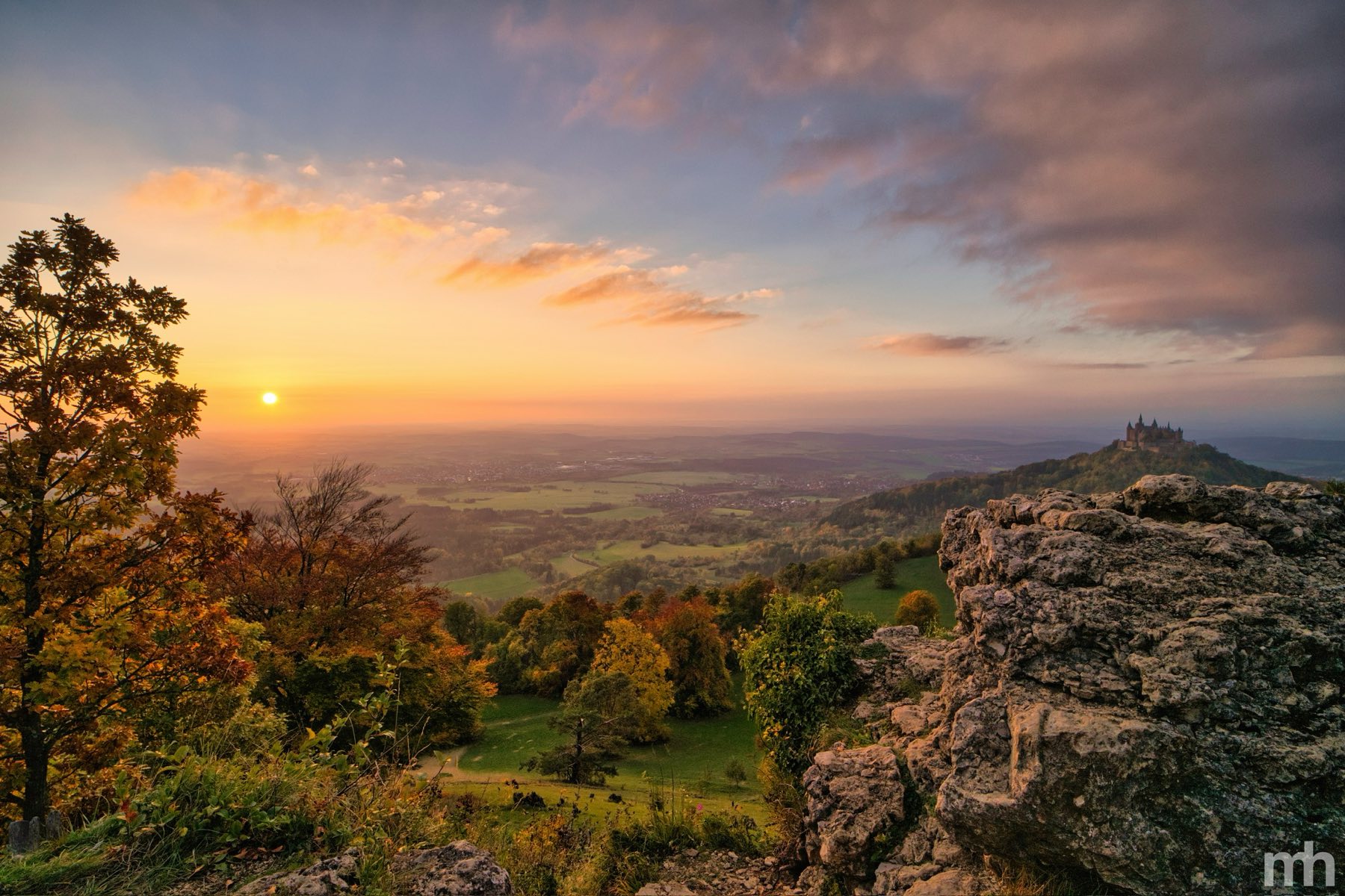 Sonnenaufgang über der Zollernalb mit Blick auf die Burg Hohenzollern