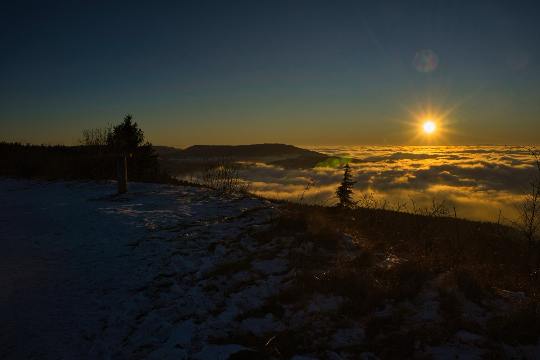 Nebelmeer über dem Albtrauf bei Nacht